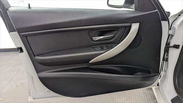 Used 2018 BMW 320i xDrive Sedan AWD/4WD image 12