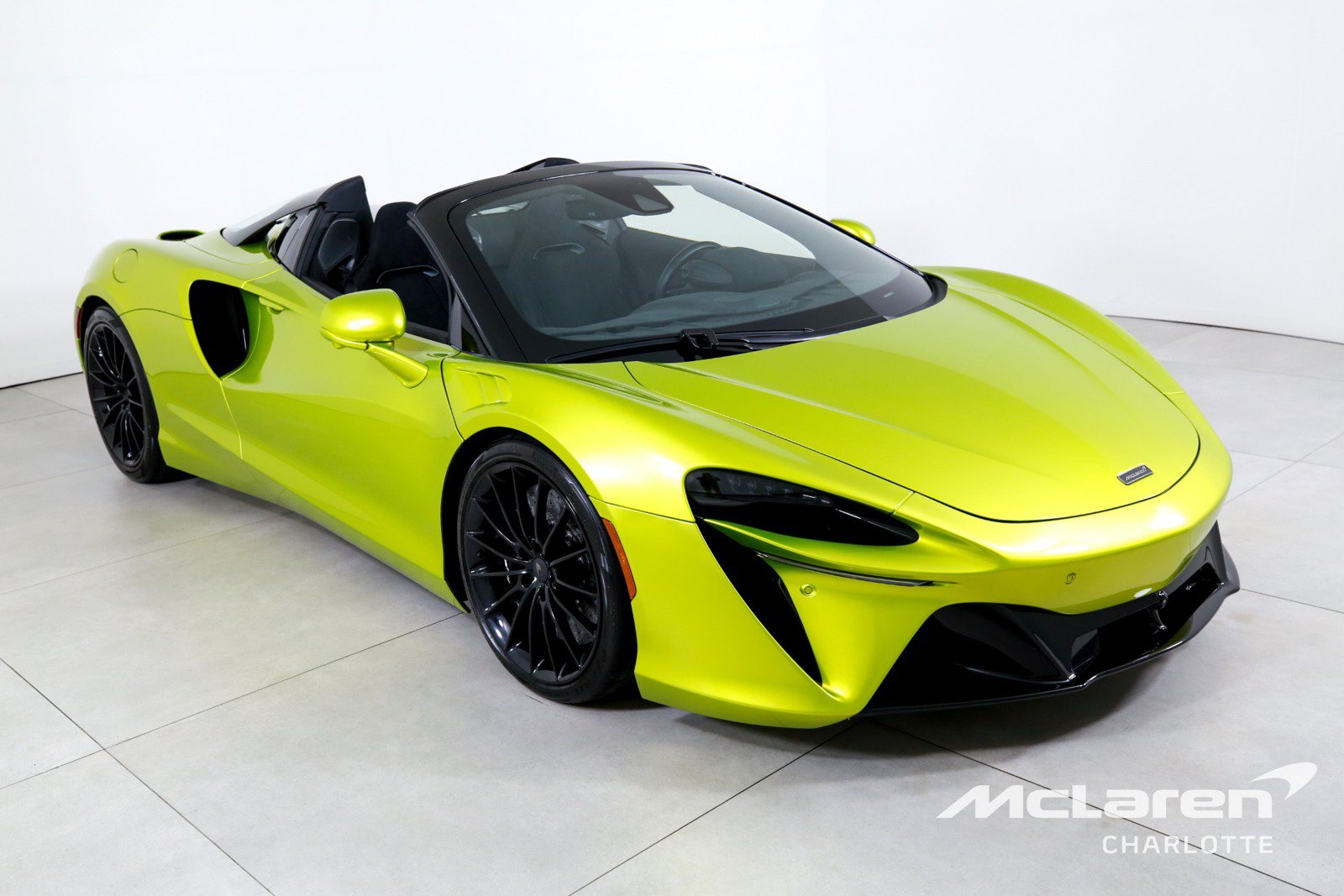 Used 2025 McLaren Artura Spider RWD image 4