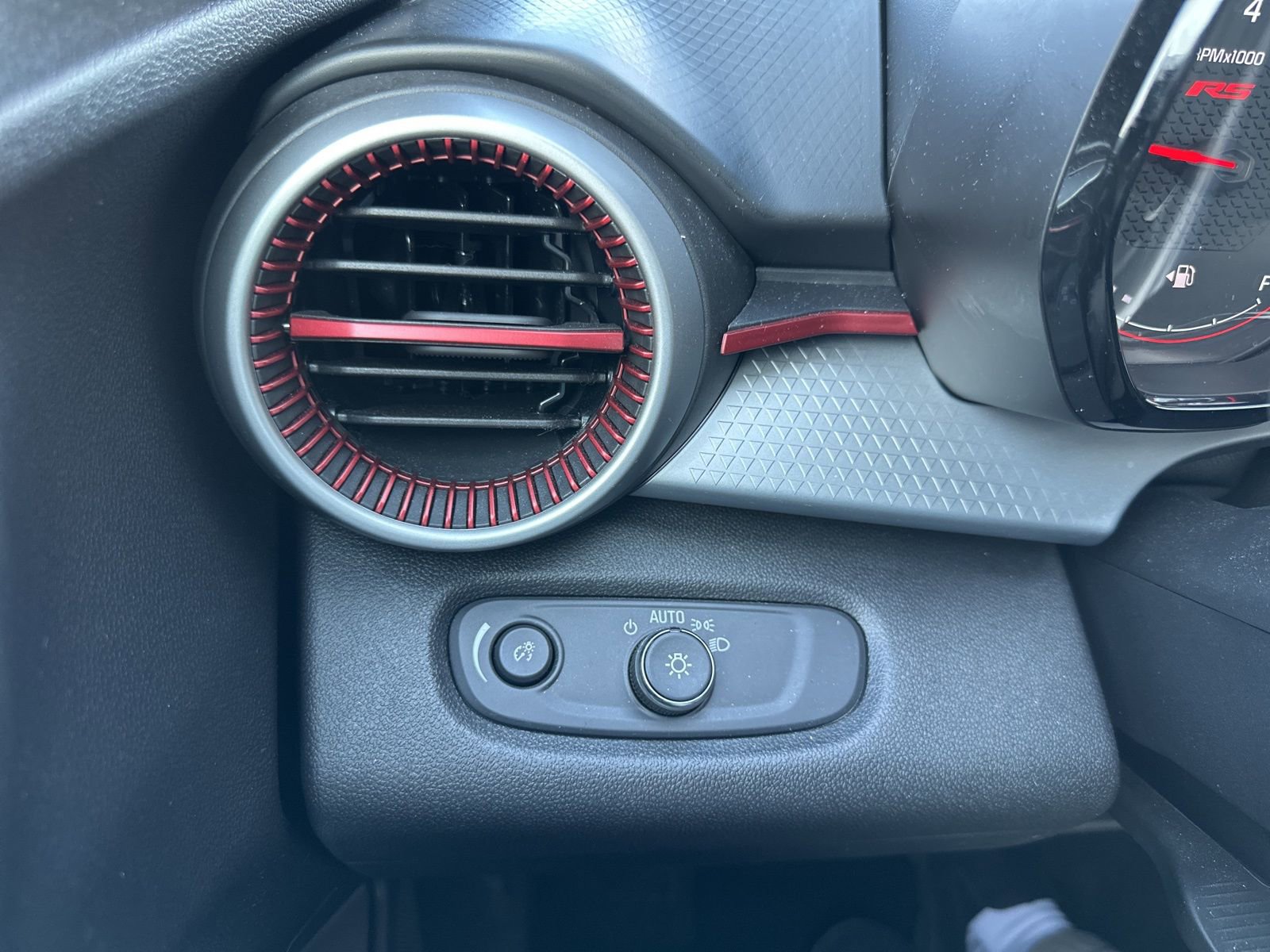 Used 2025 Chevrolet Trax RS w/ Sunroof Package image 31