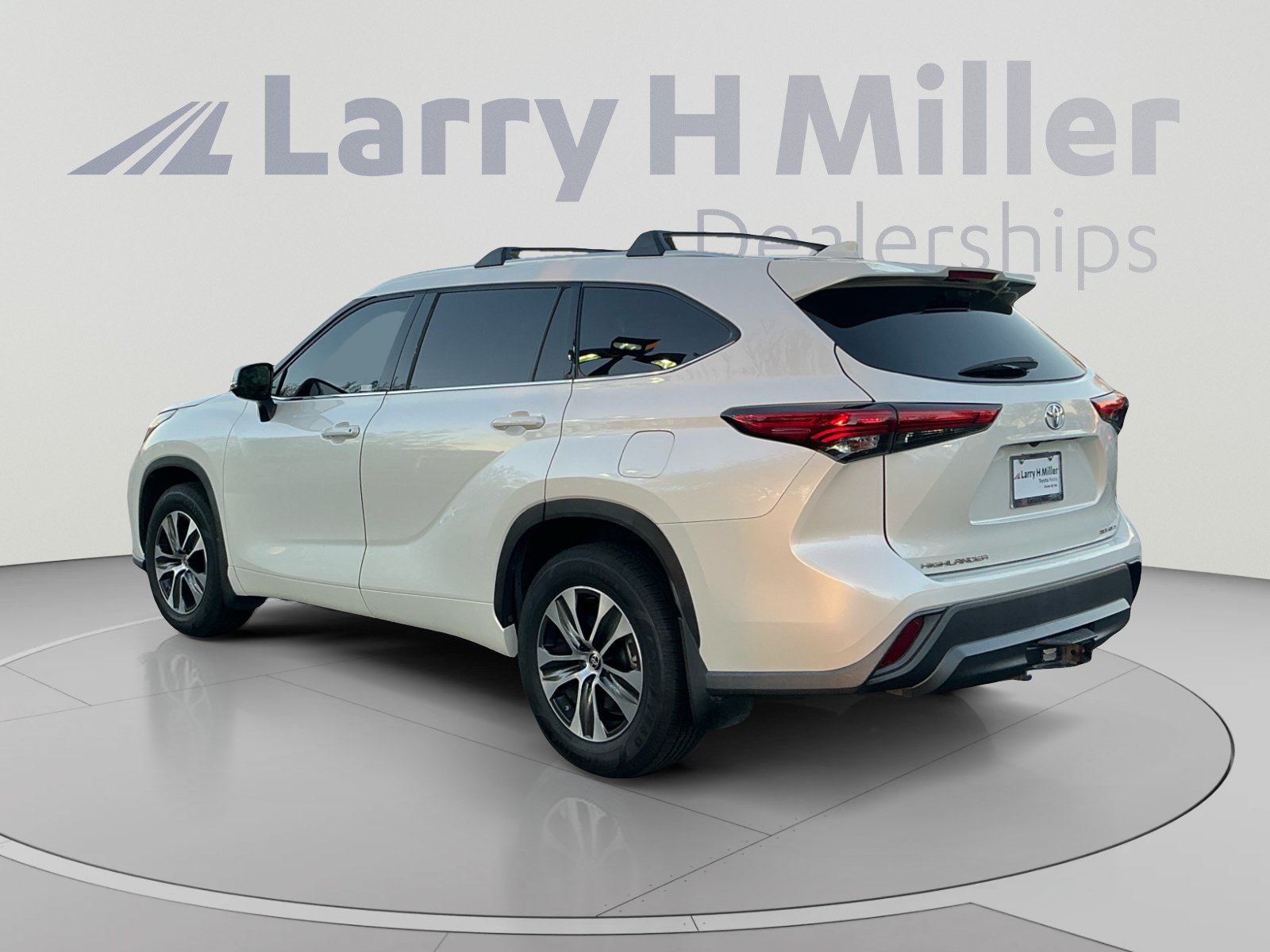 Used 2021 Toyota Highlander XLE AWD/4WD image 3