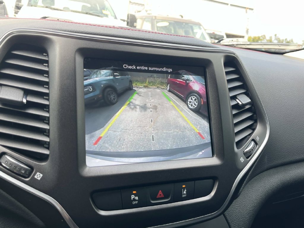Used 2021 Jeep Cherokee Trailhawk AWD/4WD image 41
