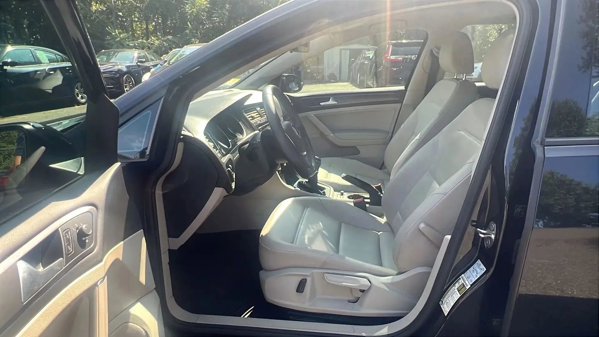 Used 2020 Volkswagen Golf 4-Door image 29