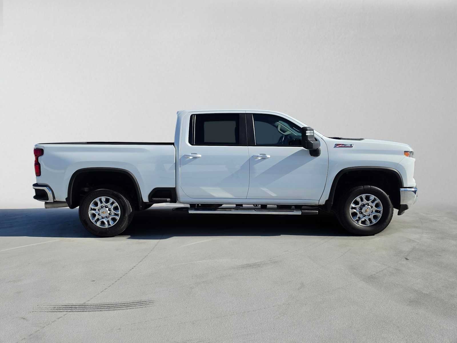 Used 2024 Chevrolet Silverado 2500 LT AWD/4WD image 2