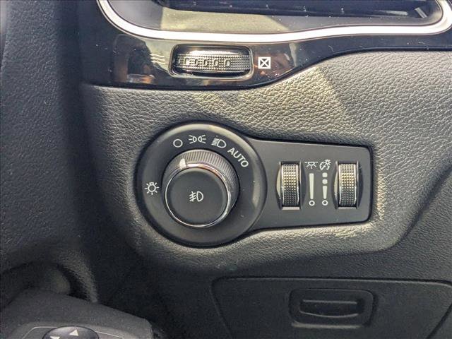 Used 2021 Jeep Cherokee Latitude Plus FWD image 17