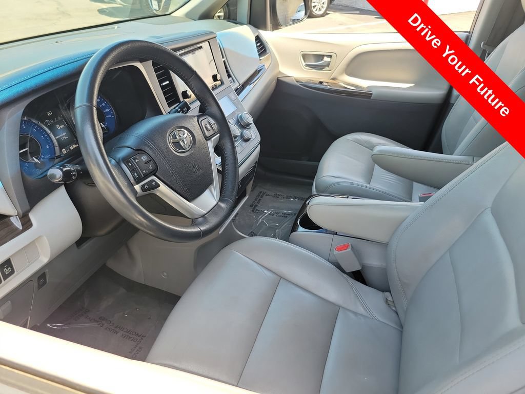Used 2017 Toyota Sienna XLE w/ XLE Navigation Package FWD image 4