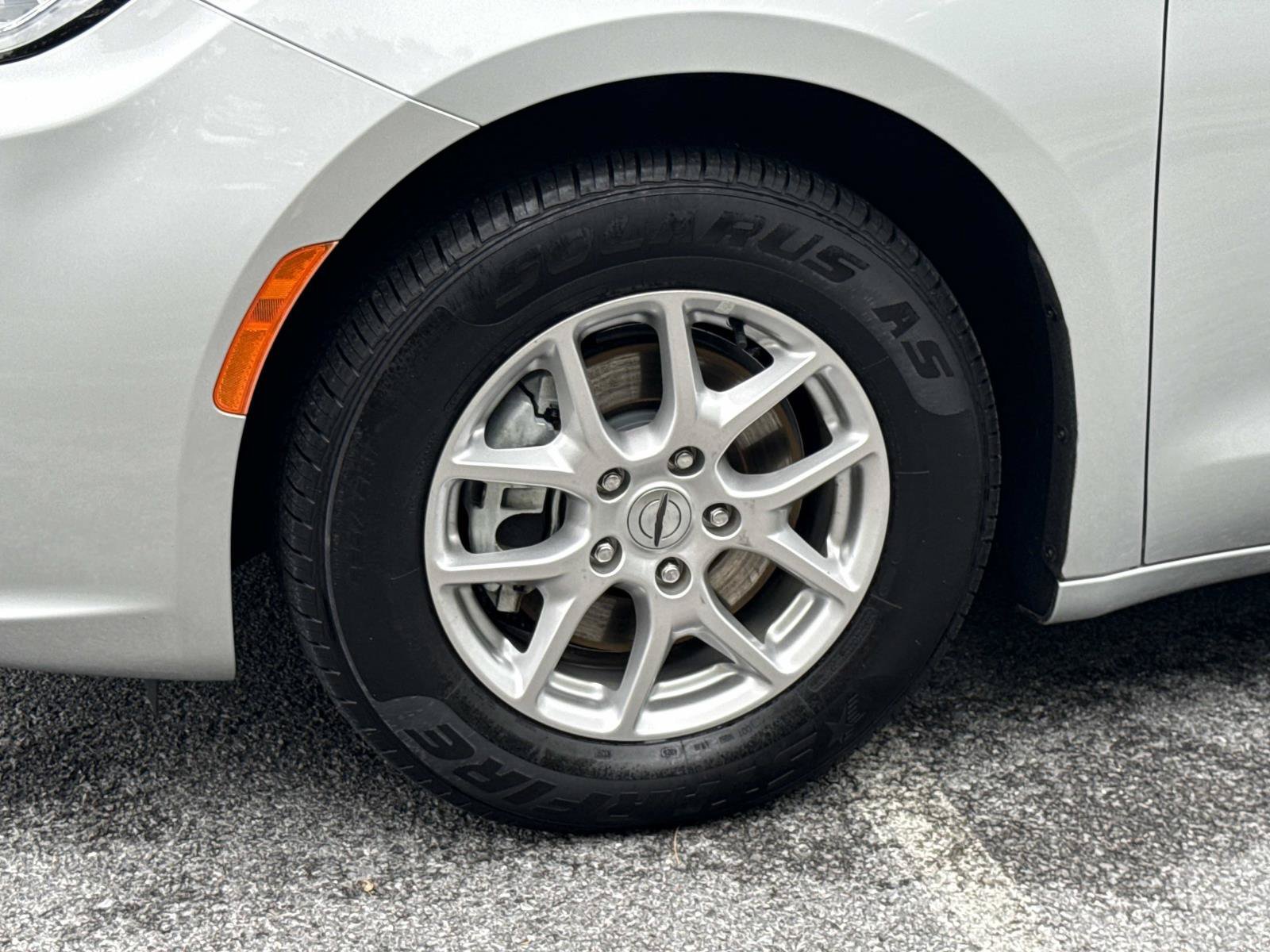 Used 2024 Chrysler Pacifica Touring-L FWD image 7
