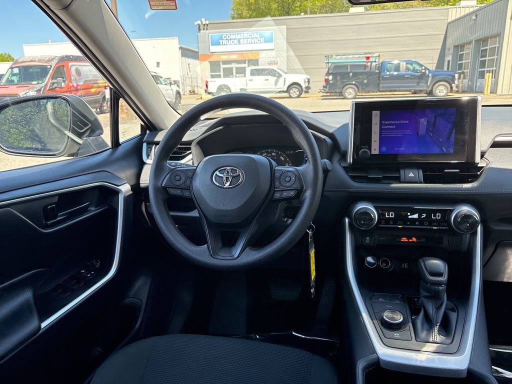 Used 2025 Toyota RAV4 LE AWD/4WD image 9