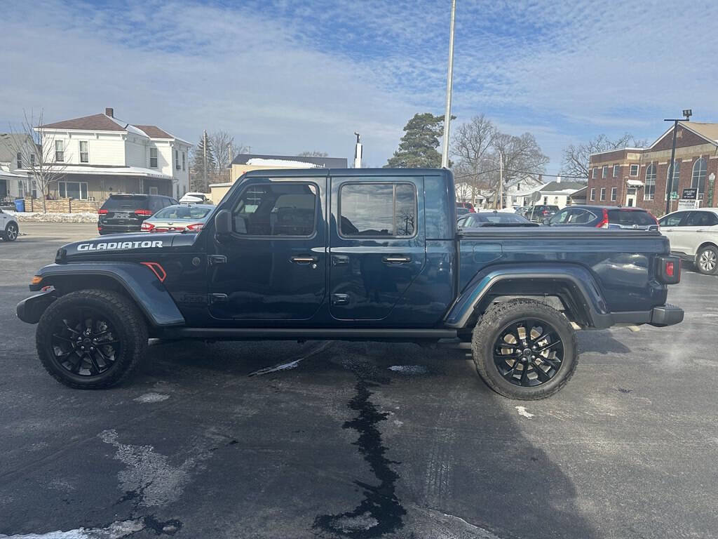 Used 2025 Jeep Gladiator Sport image 2