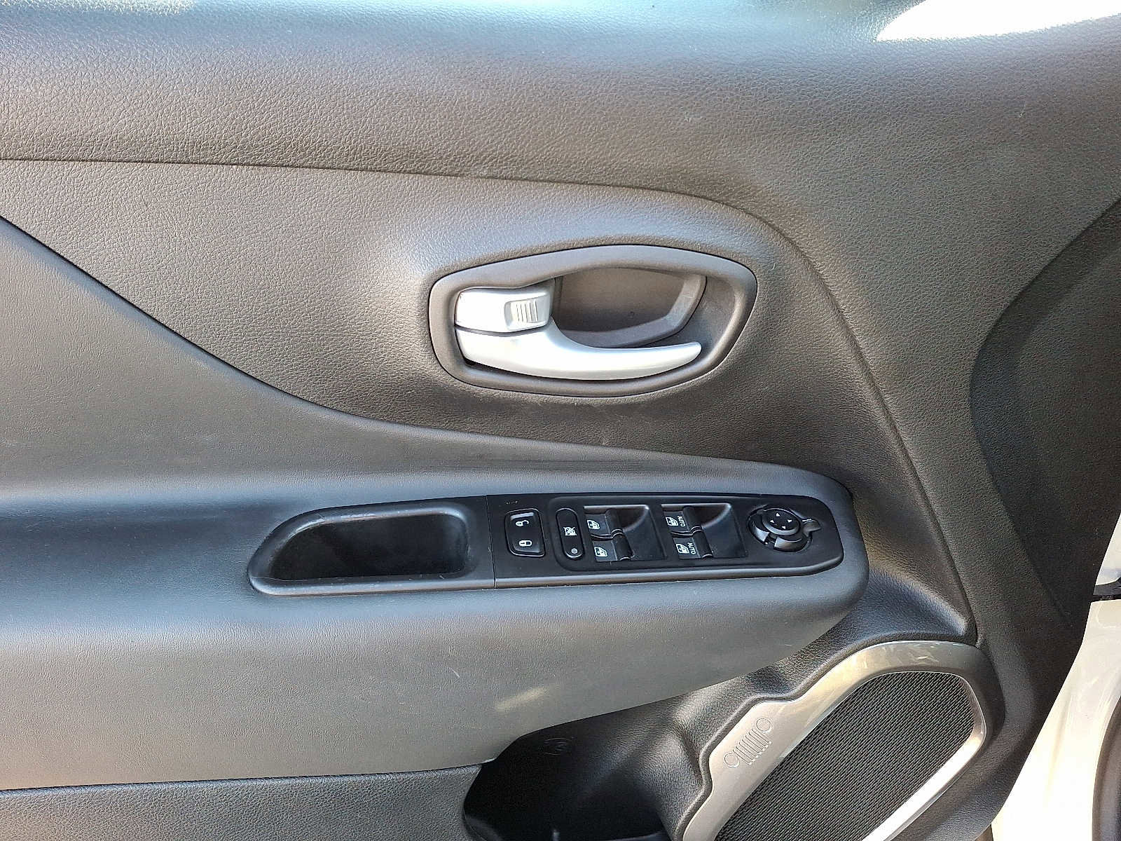 Certified 2023 Jeep Renegade Latitude w/ Sun & Fun Group image 12