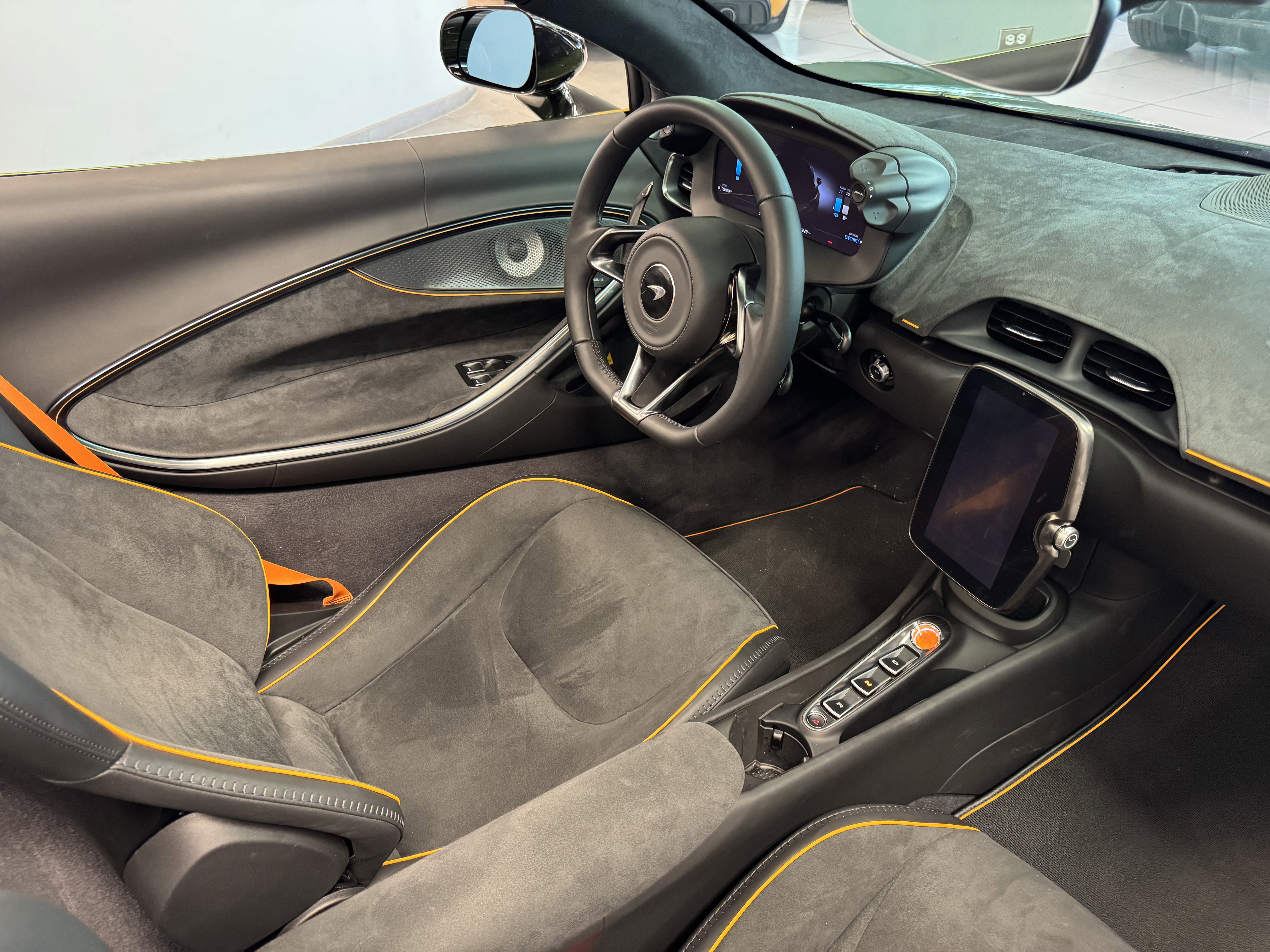 Used 2025 McLaren Artura Spider image 19