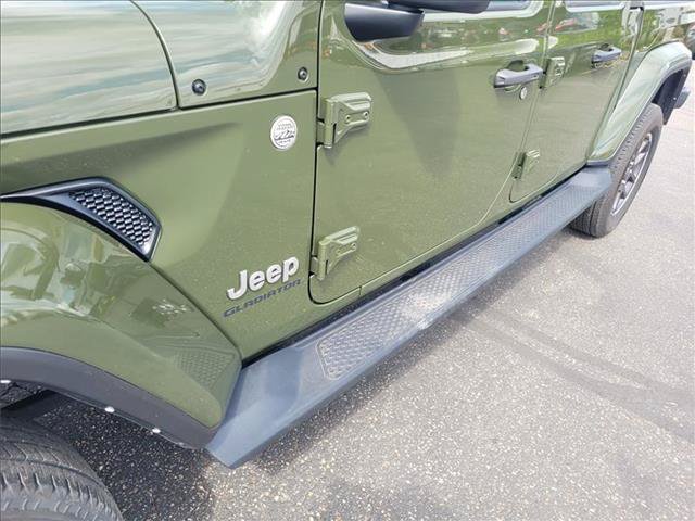 Used 2022 Jeep Gladiator Overland w/ Cold Weather Group AWD/4WD image 4