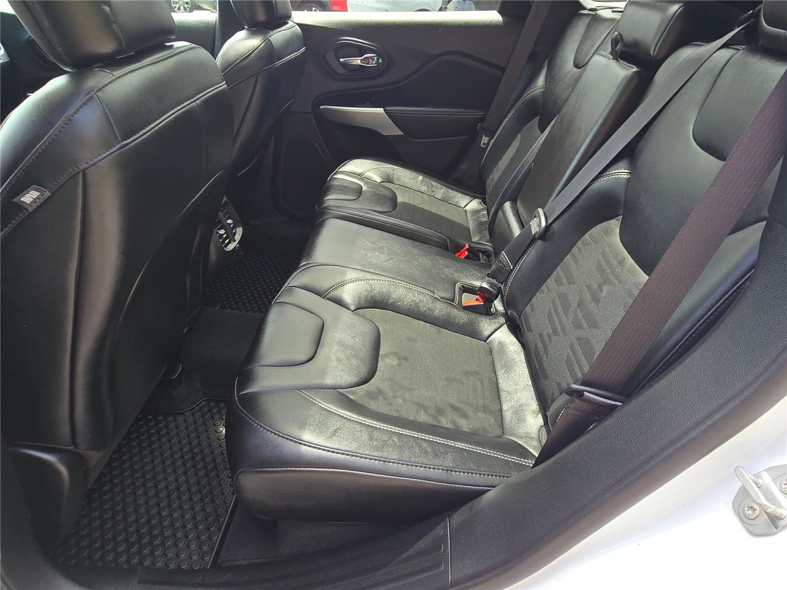 Used 2022 Jeep Cherokee Latitude w/ Sun & Sound Group AWD/4WD image 14