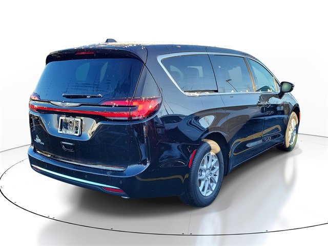 New 2026 Chrysler Pacifica Select image 4