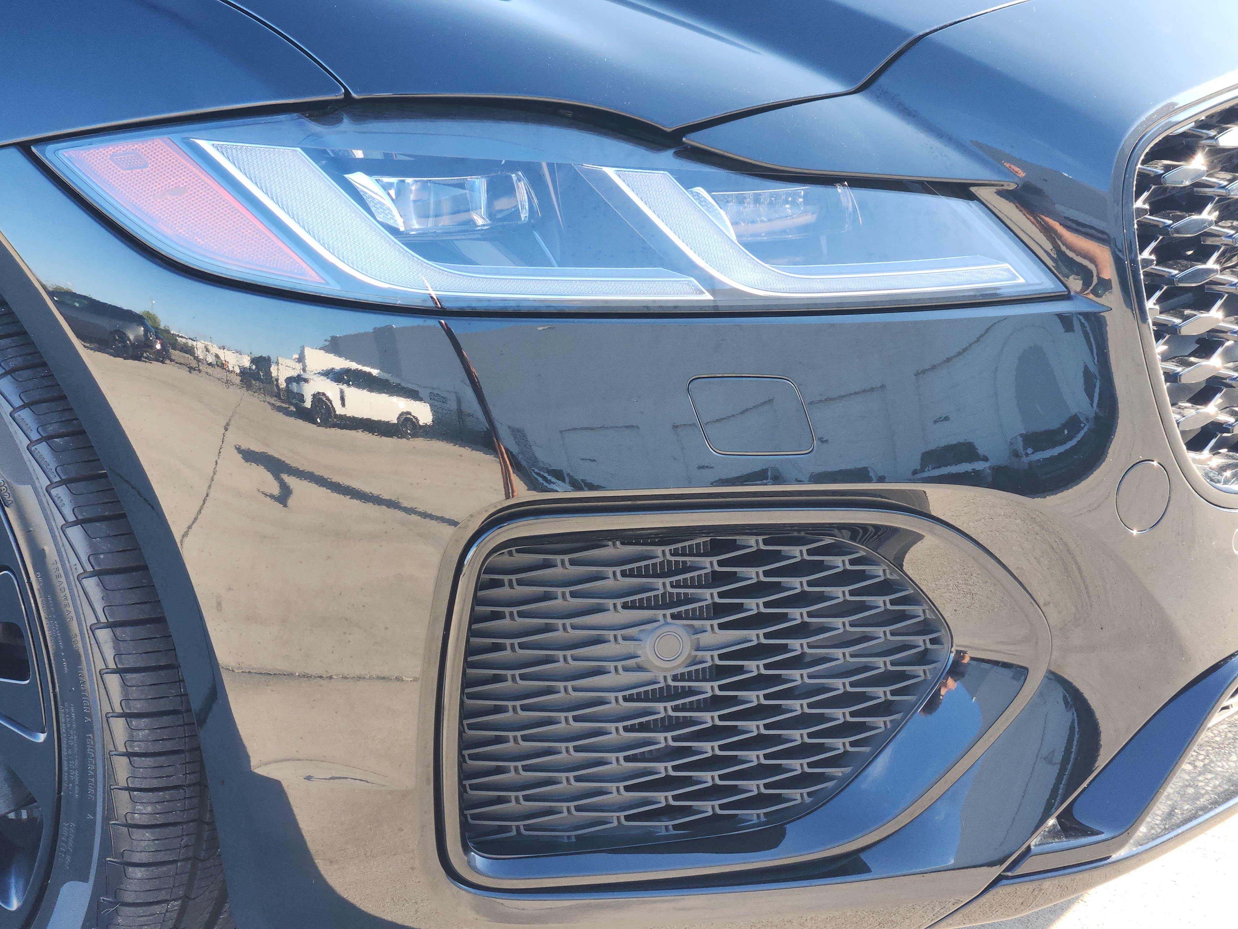 Certified 2024 Jaguar XF R-Dynamic SE AWD/4WD image 8