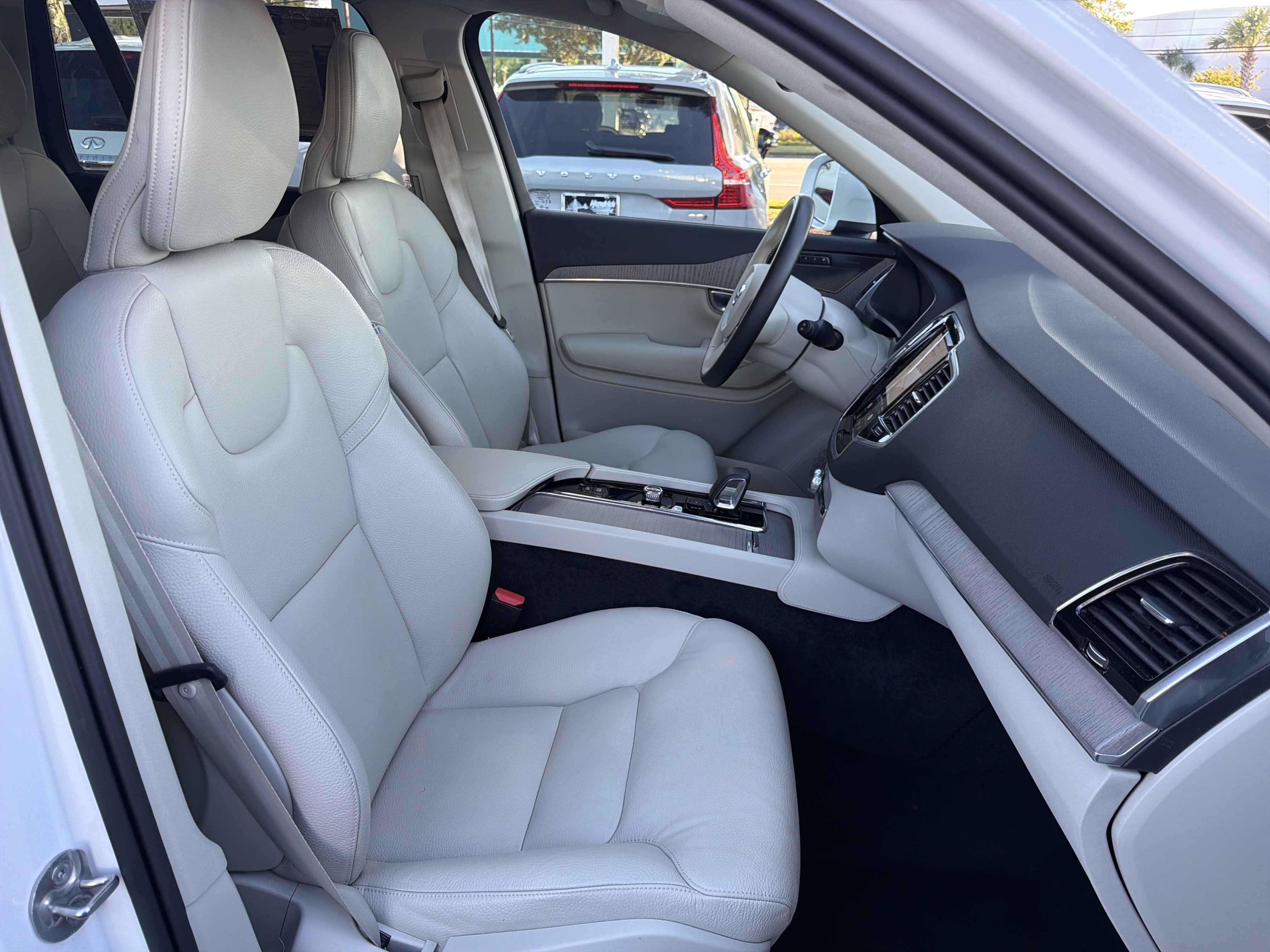 Certified 2025 Volvo XC90 T8 Plus w/ Protection Package Premier AWD/4WD image 35