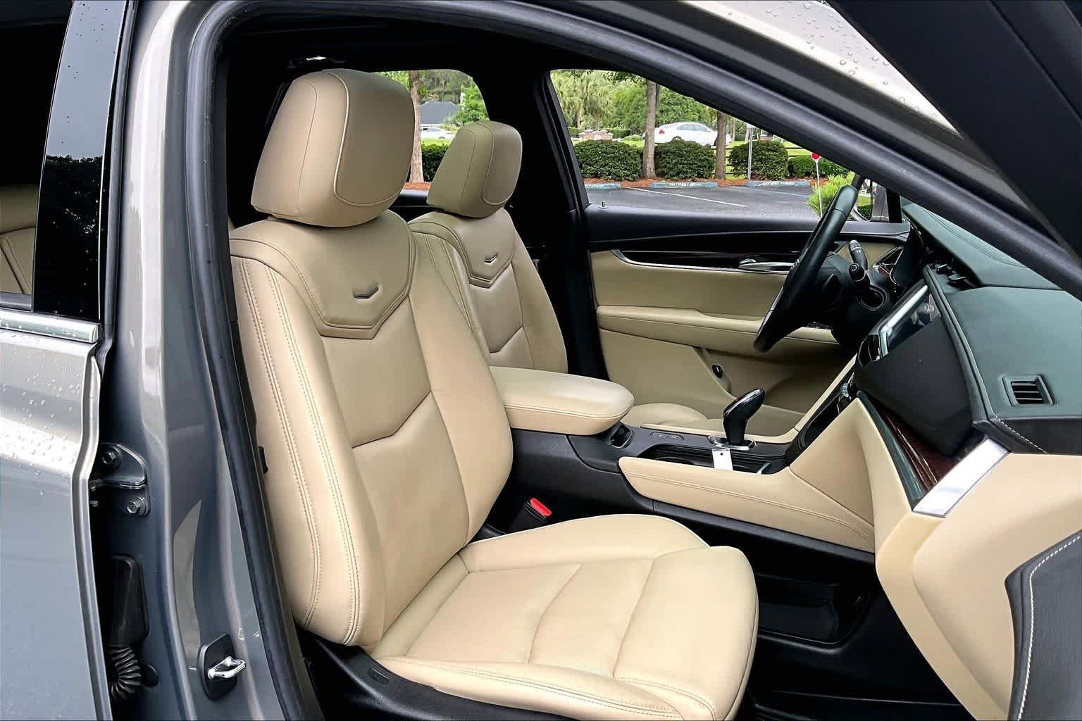 Used 2017 Cadillac XT5 Premium Luxury w/ LPO, Wheel Lock Package FWD image 9