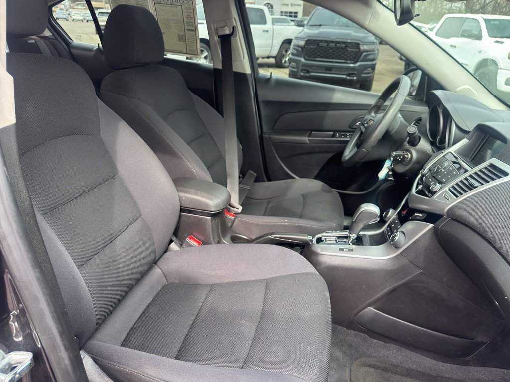 Used 2015 Chevrolet Cruze LT w/ Technology Package image 16