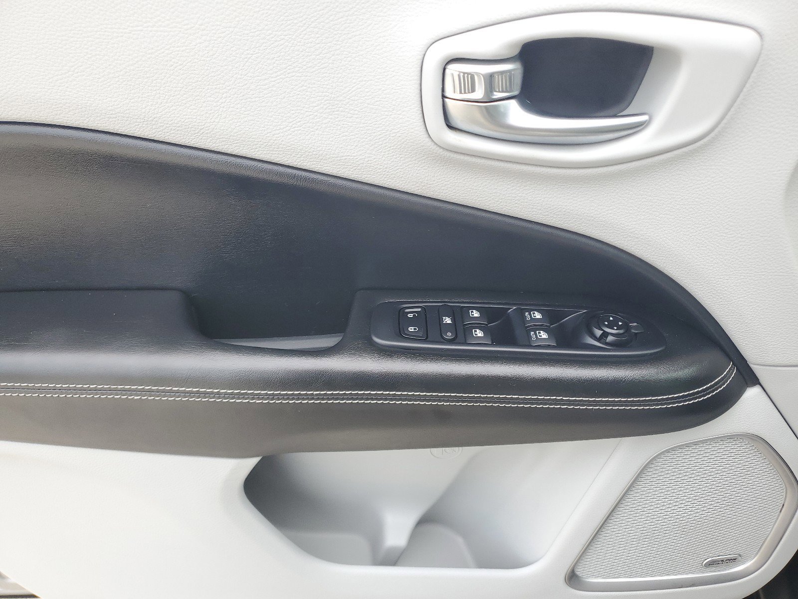 Certified 2021 Jeep Compass Latitude w/ Sun and Sound Group FWD image 13
