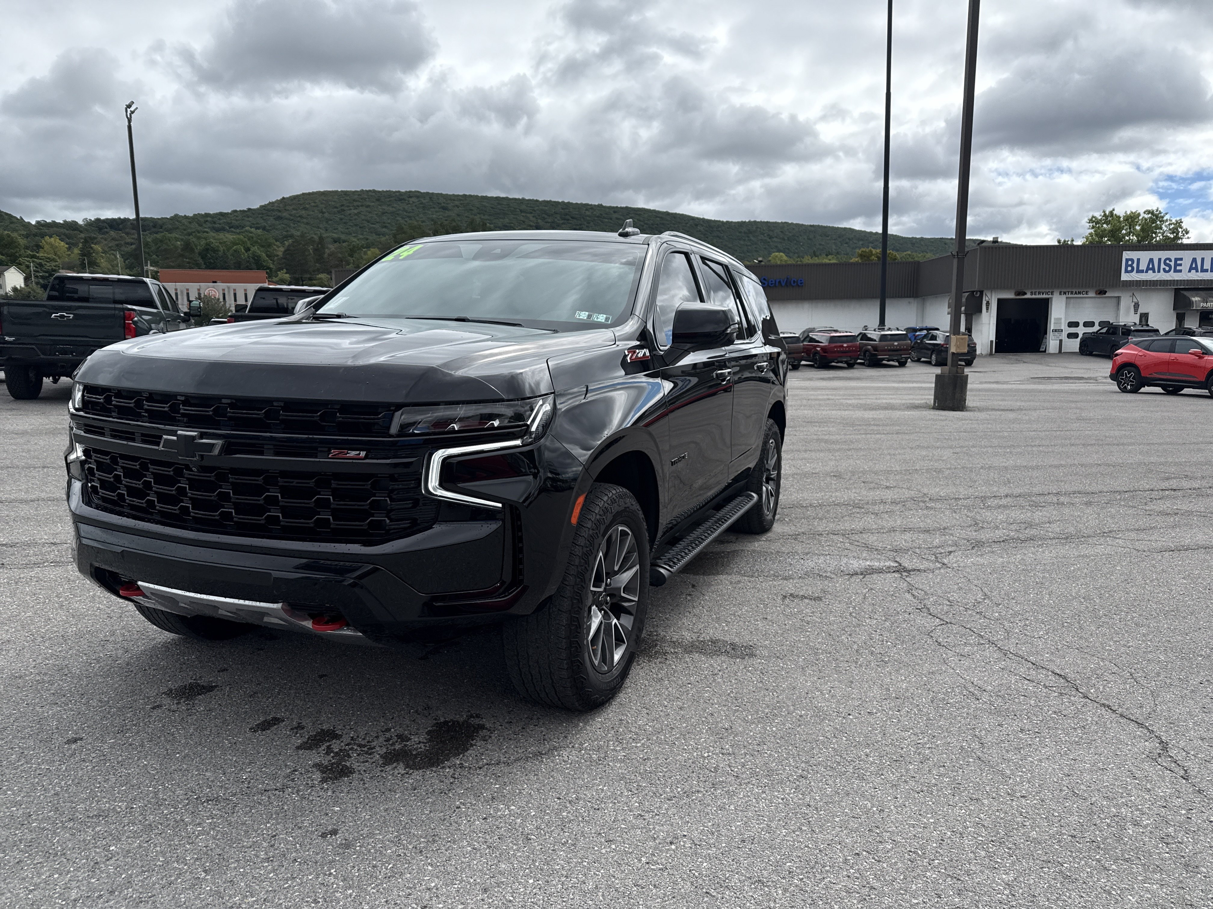 Used 2024 Chevrolet Tahoe Z71 w/ Luxury Package AWD/4WD image 7
