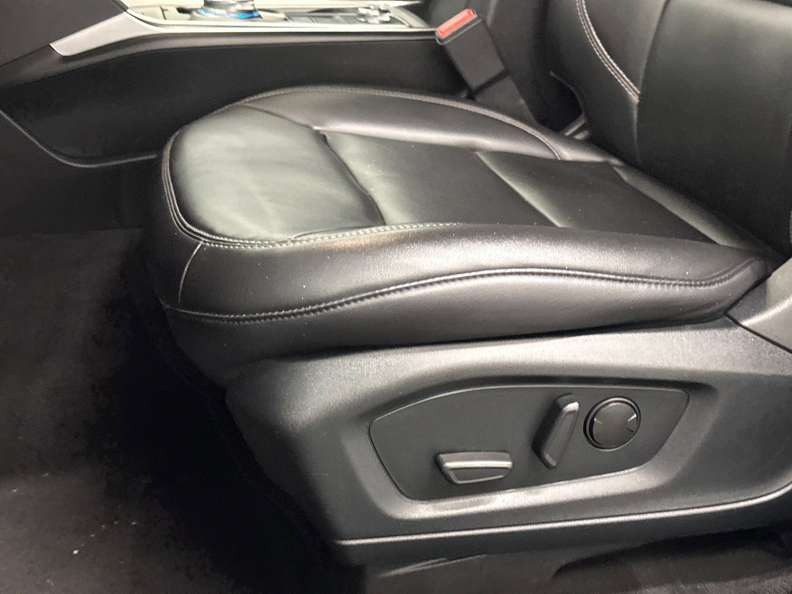 Used 2022 Ford Explorer XLT w/ Equipment Group 202A image 15