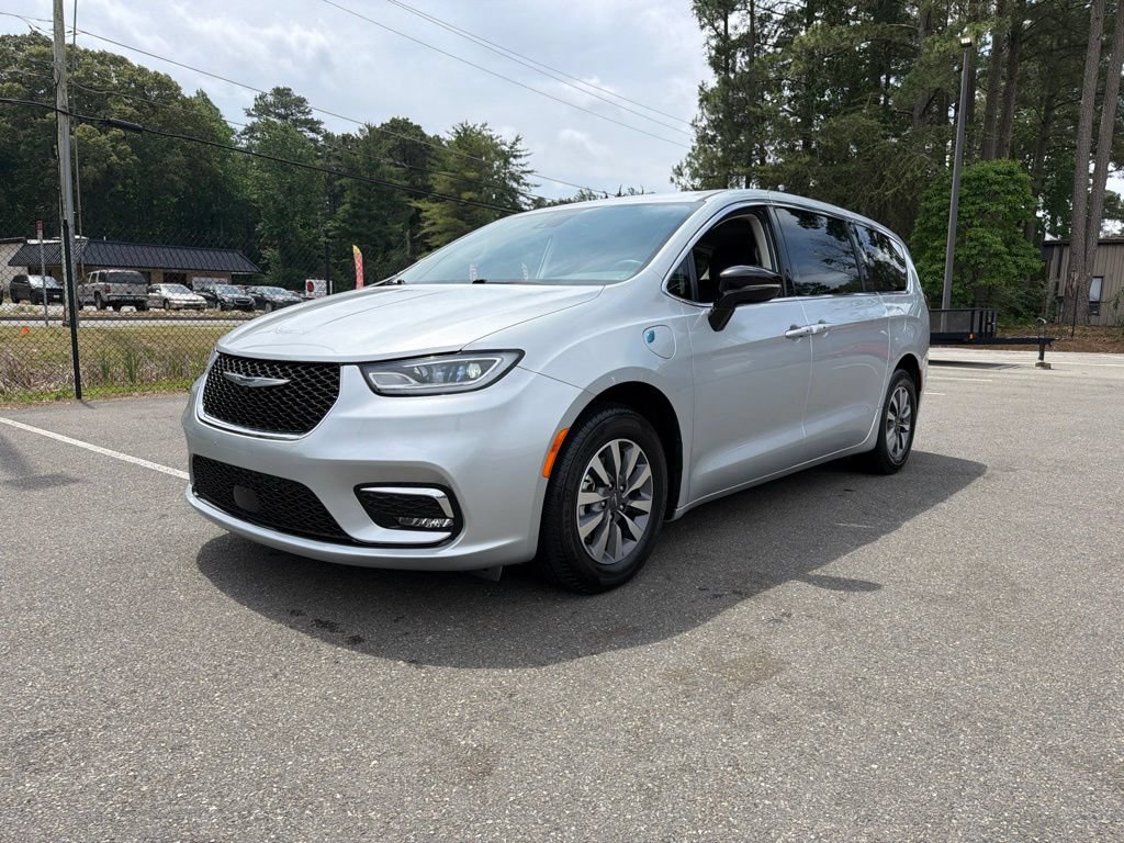 Used 2024 Chrysler Pacifica Limited FWD image 2