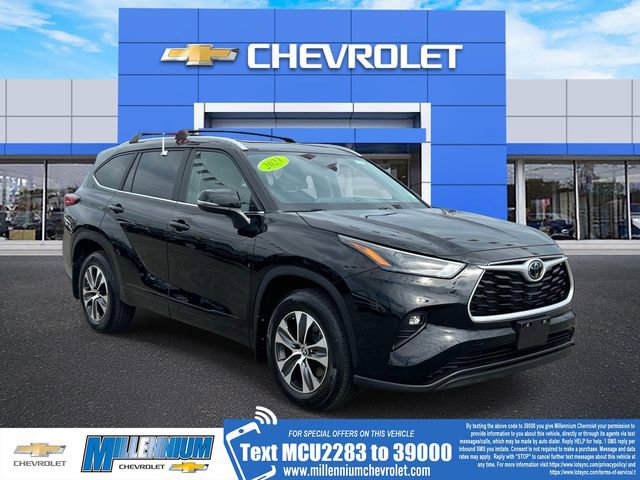 Used 2023 Toyota Highlander XLE AWD/4WD image 1