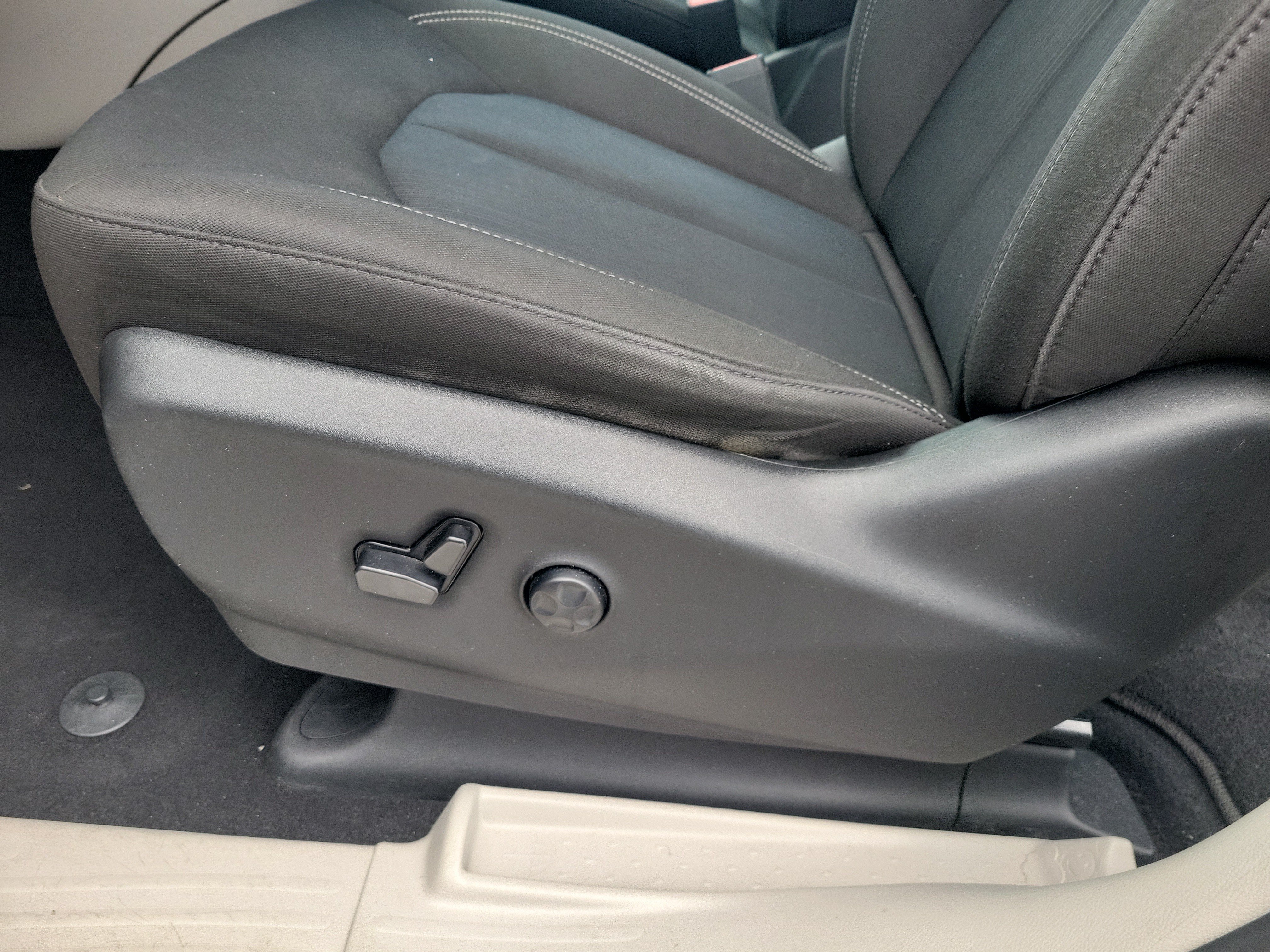 Used 2023 Chrysler Voyager LX FWD image 20