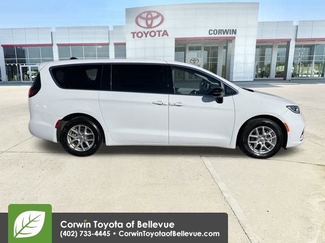 Used 2024 Chrysler Pacifica Touring-L image 6