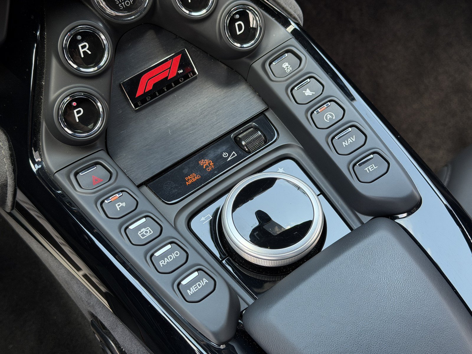 Used 2022 Aston Martin V8 Vantage Coupe RWD image 32