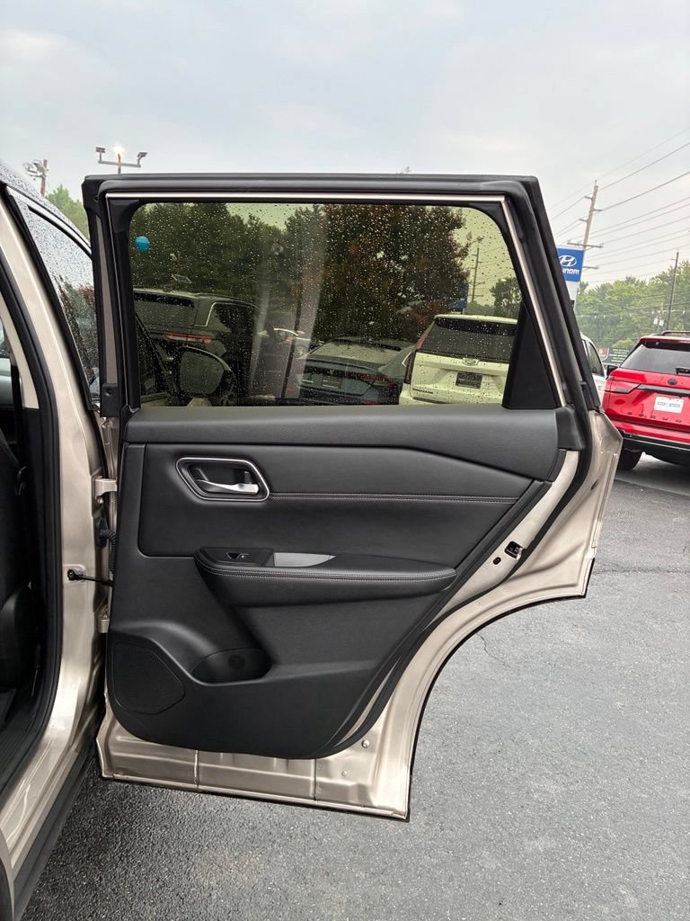 Used 2024 Nissan Rogue Platinum FWD image 47