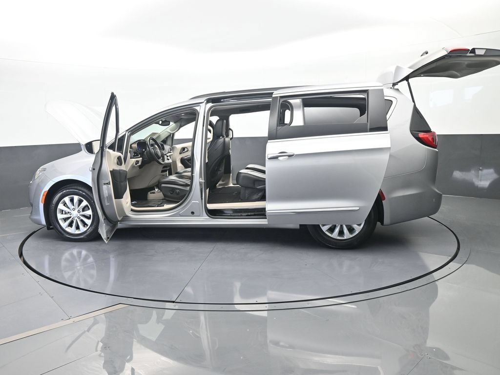 Used 2017 Chrysler Pacifica Touring-L FWD image 73