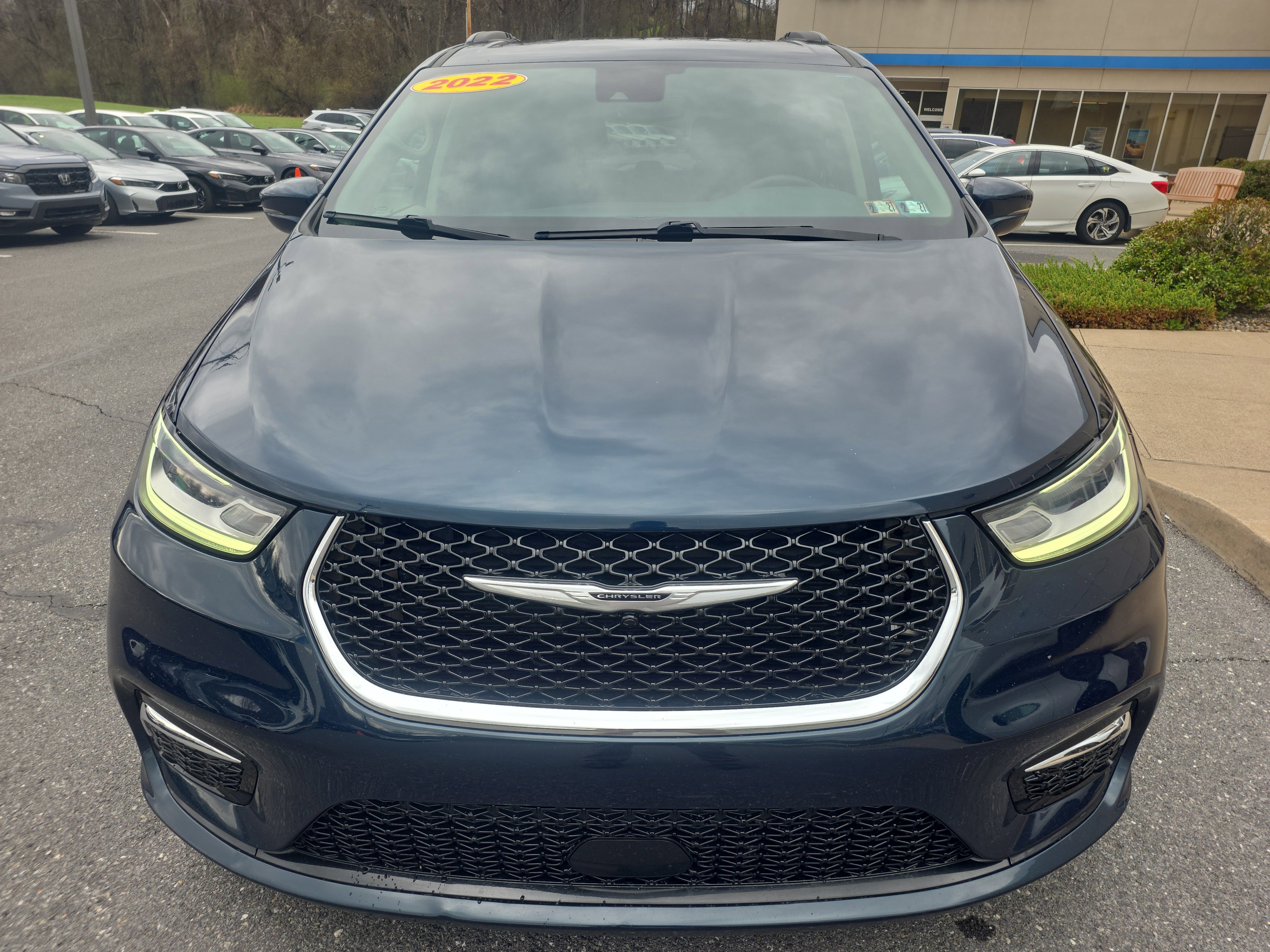 Used 2022 Chrysler Pacifica Touring-L image 2