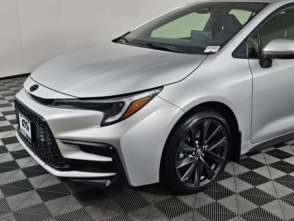 Used 2025 Toyota Corolla SE w/ SE Premium Package image 10