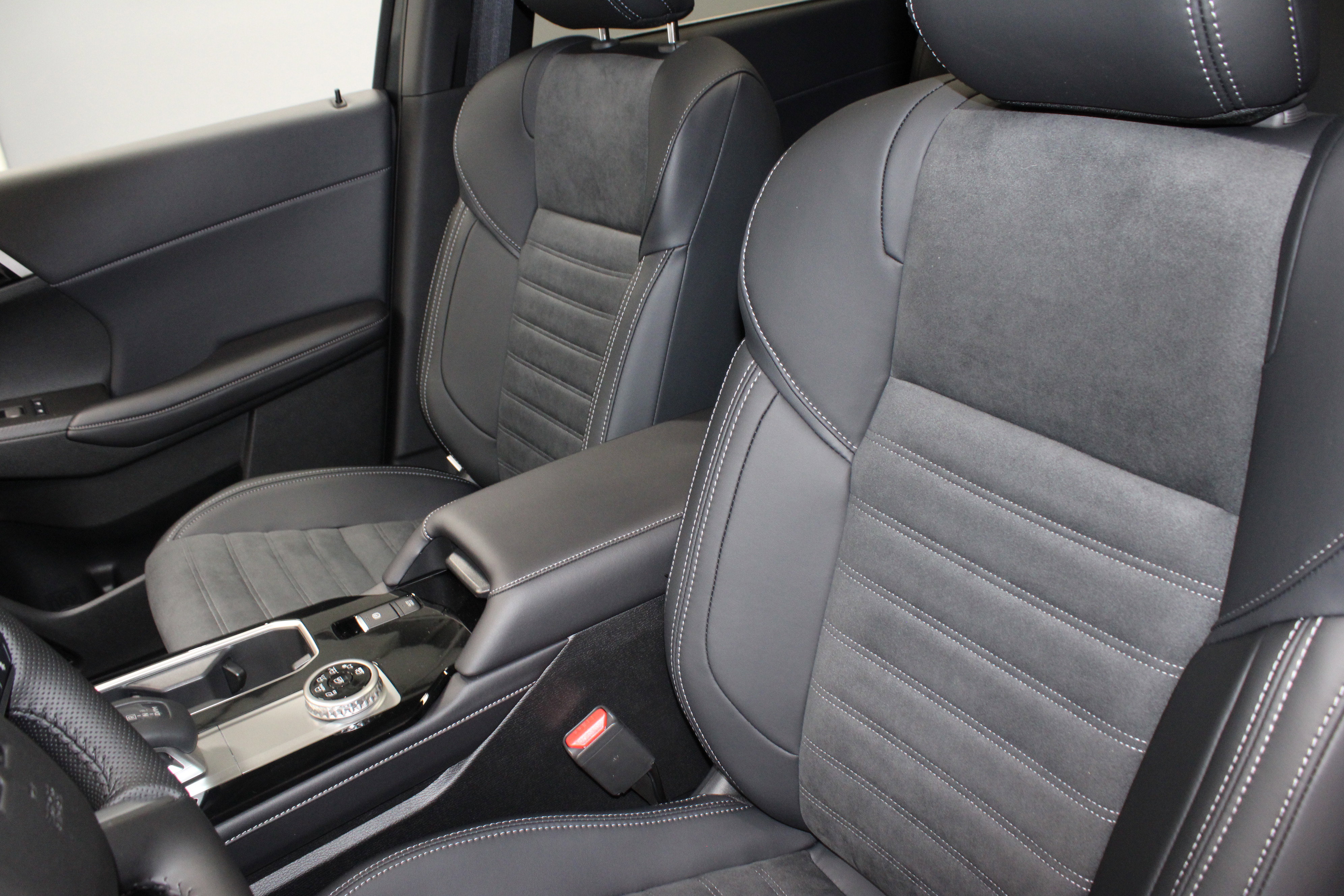 New 2025 Mitsubishi Outlander SE image 19