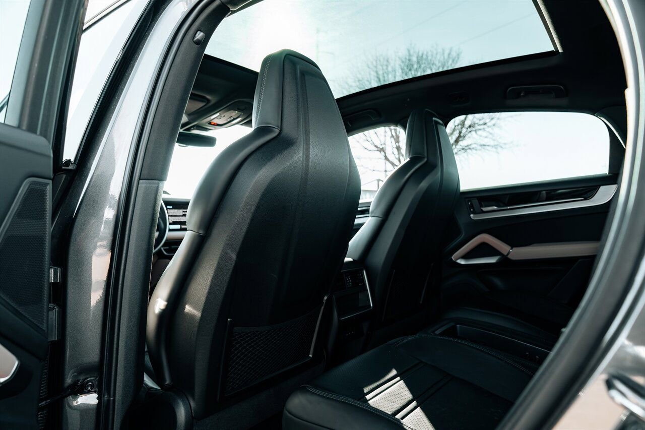 Used 2024 Porsche Cayenne Coupe image 36