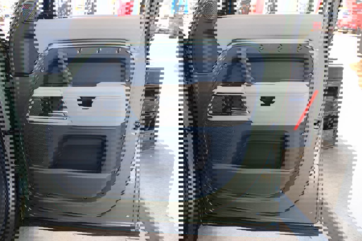 Used 2021 Land Rover Defender 110 SE image 46