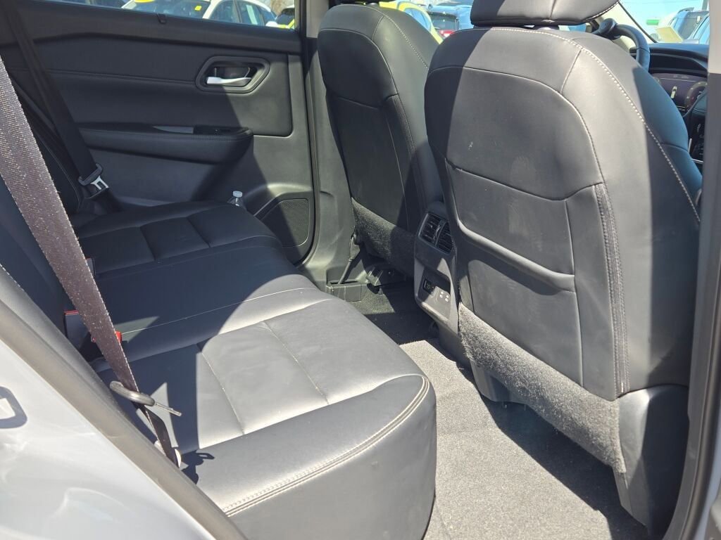 Used 2024 Nissan Rogue SL w/ SL Premium Package image 8