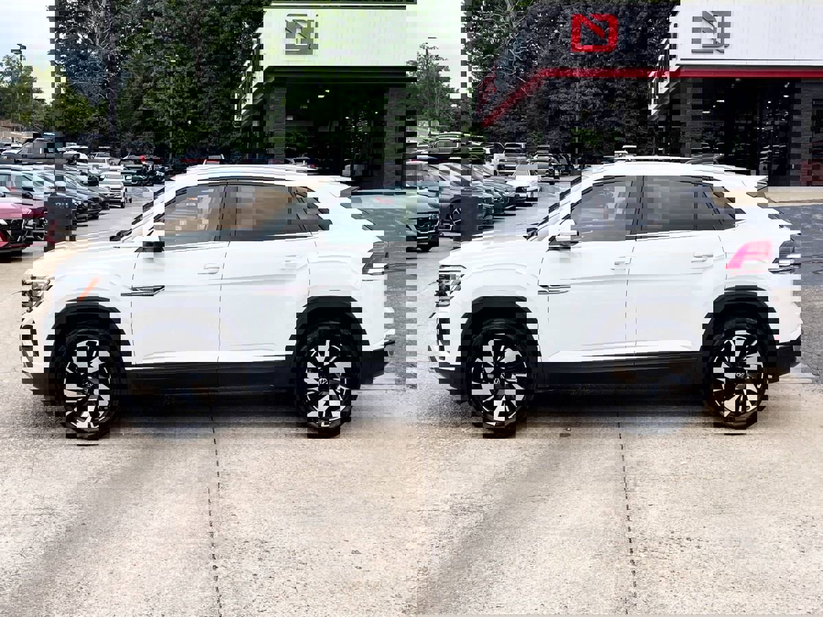 Used 2024 Volkswagen Atlas Cross Sport SE w/ Panoramic Sunroof Package image 3