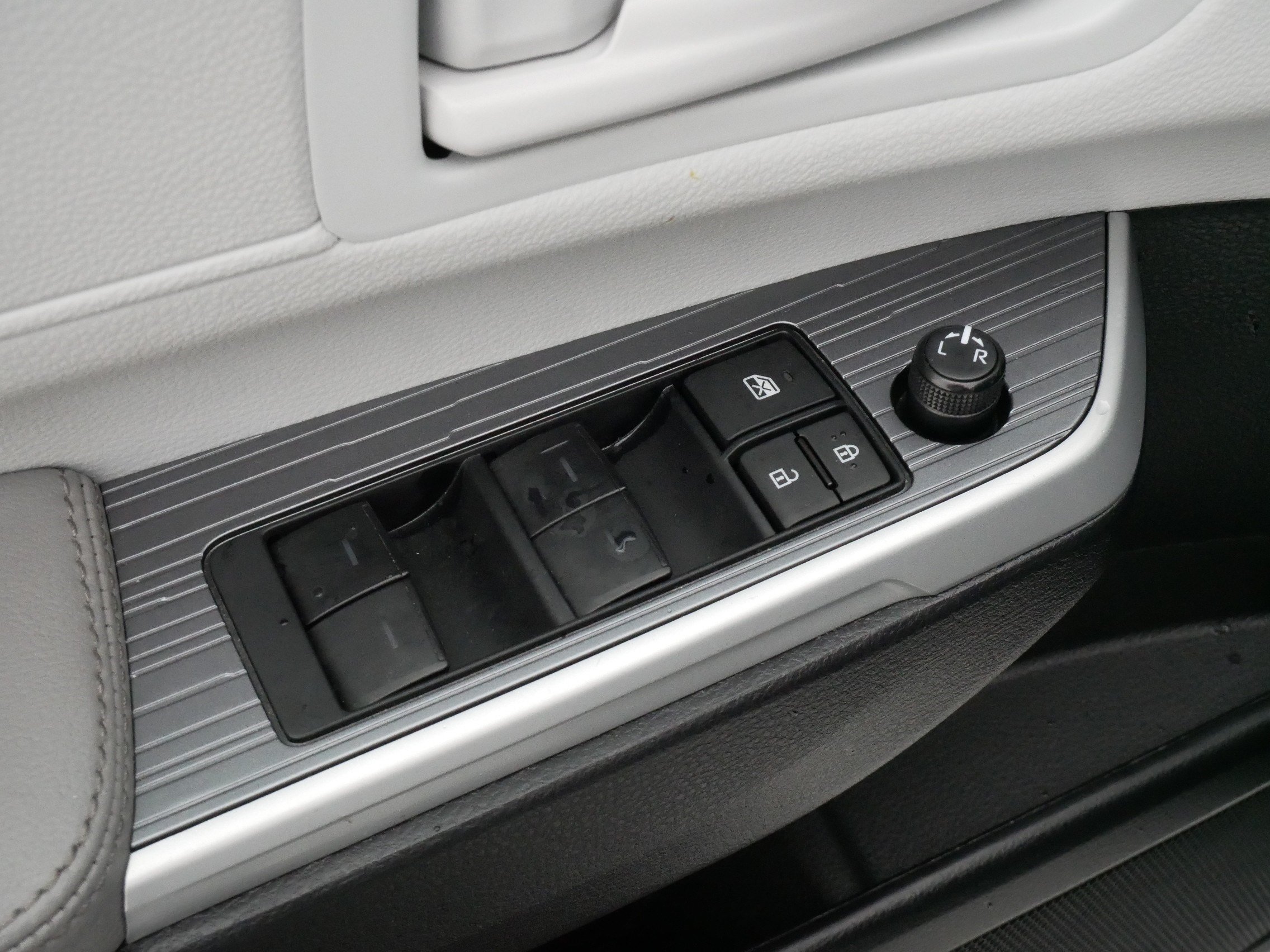 Certified 2025 Toyota Sienna LE FWD image 19