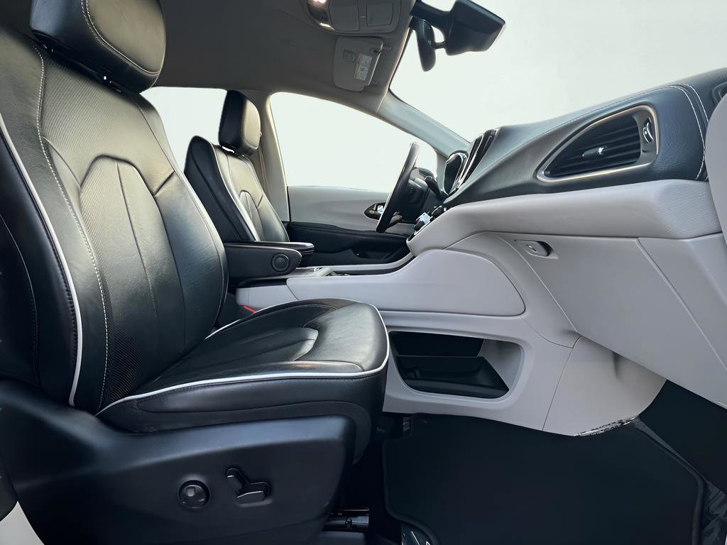 Used 2021 Chrysler Pacifica Limited image 33