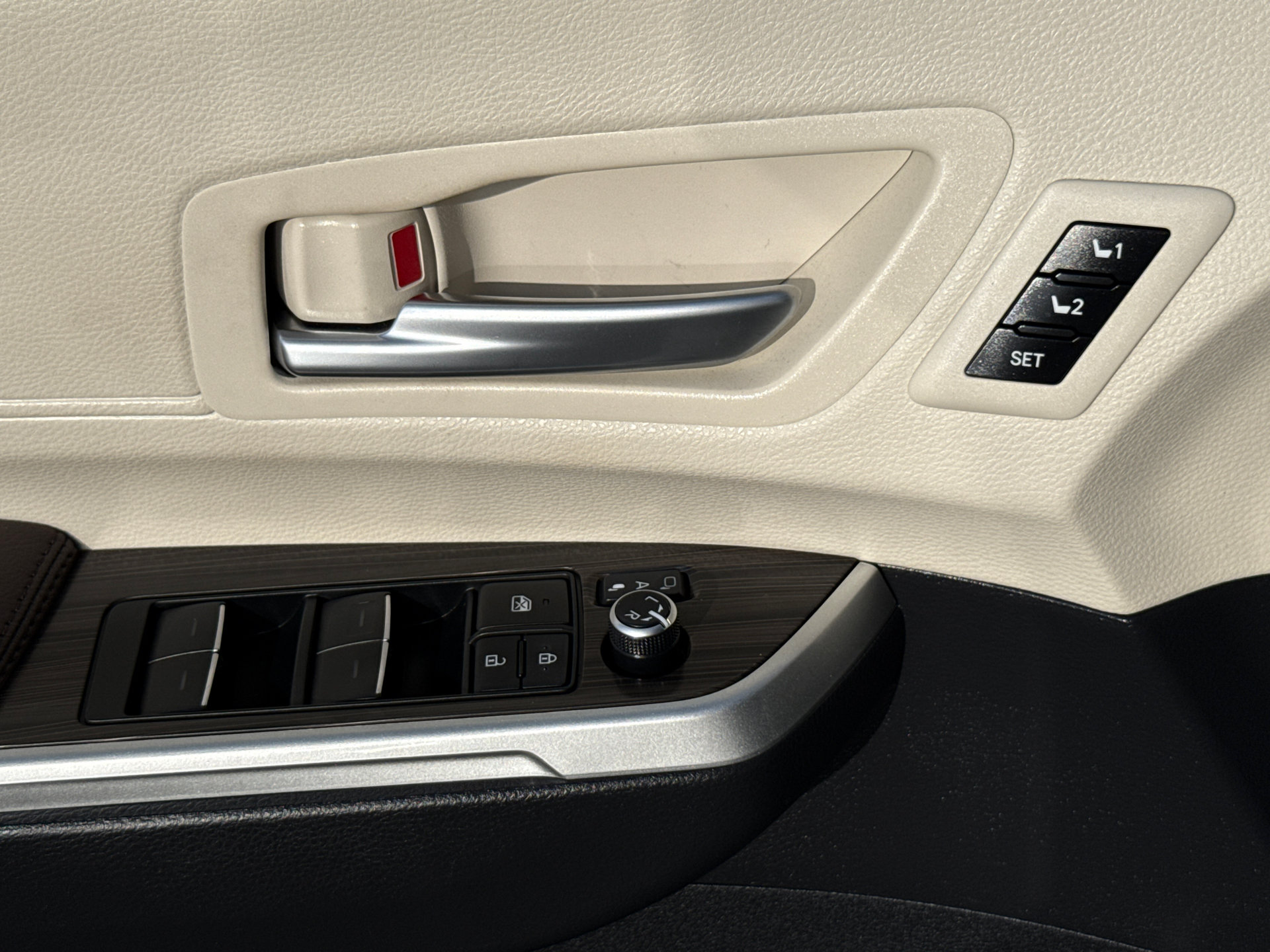 Used 2023 Toyota Sienna Platinum FWD image 24