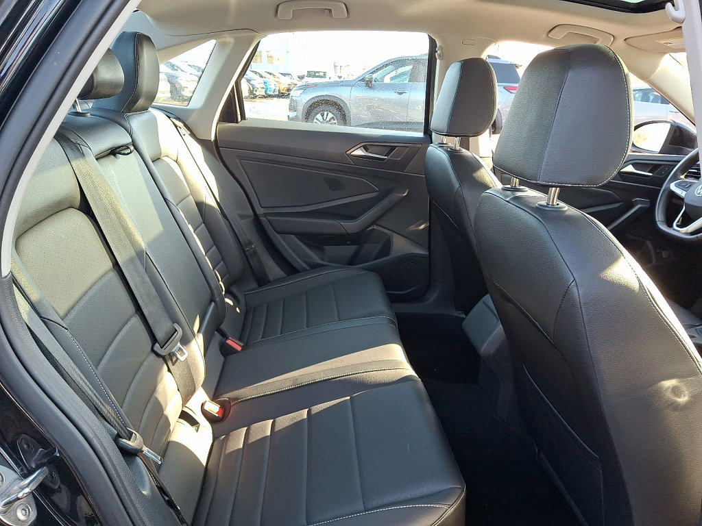 Used 2024 Volkswagen Jetta SE image 15