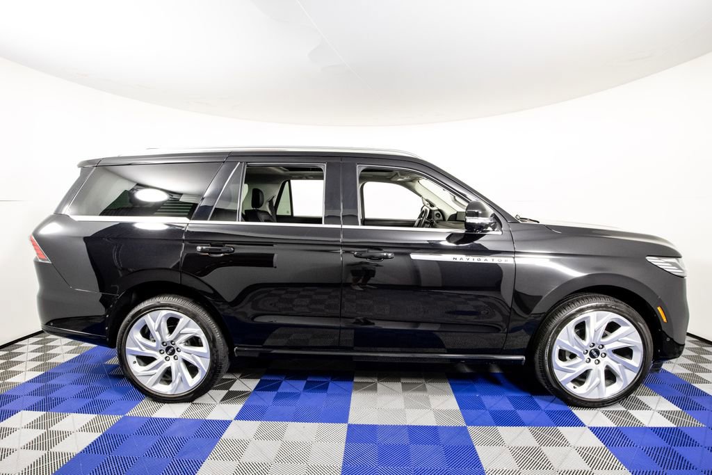 Used 2025 Lincoln Navigator Reserve AWD/4WD image 4