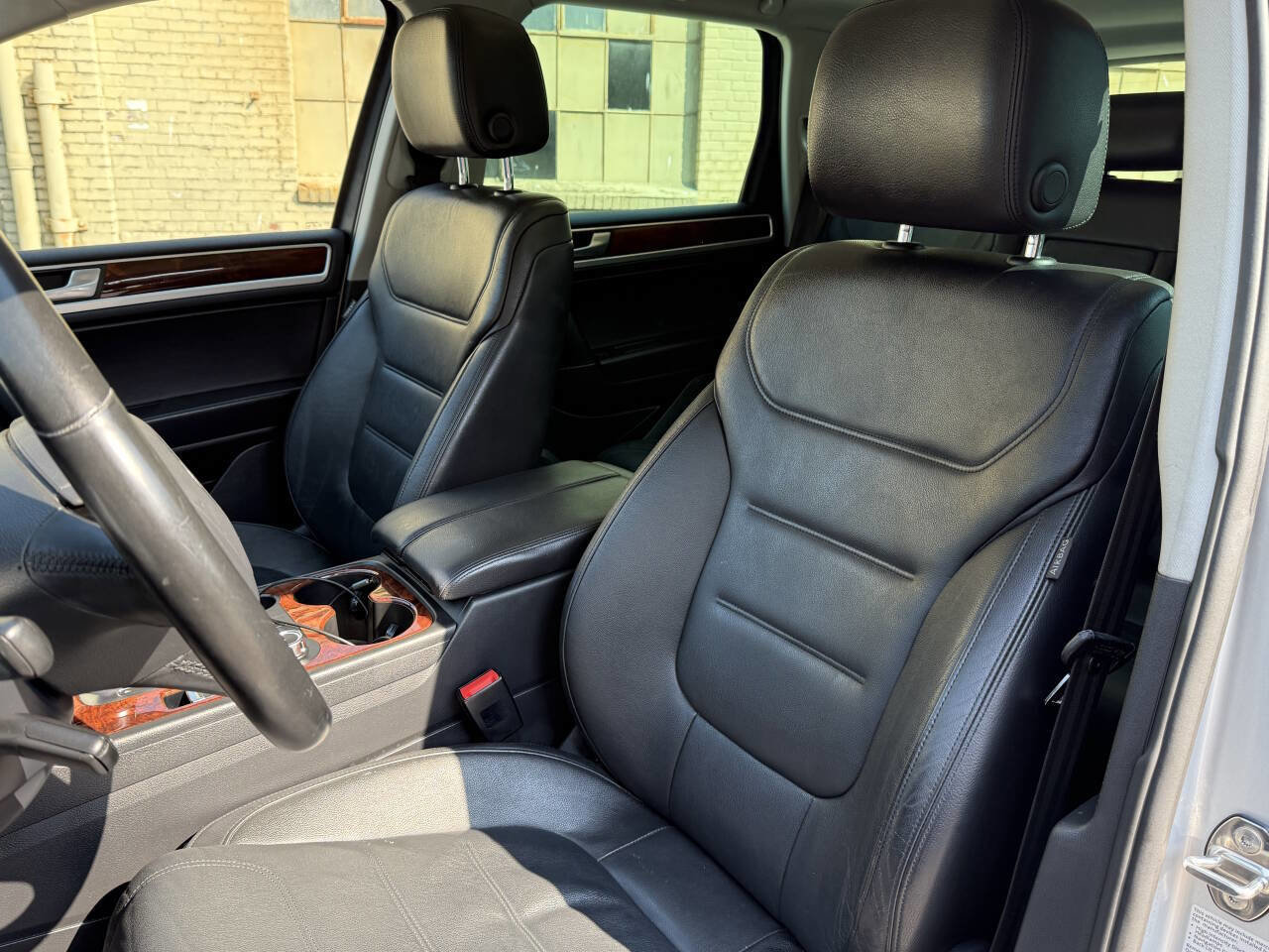 Used 2012 Volkswagen Touareg Sport image 38