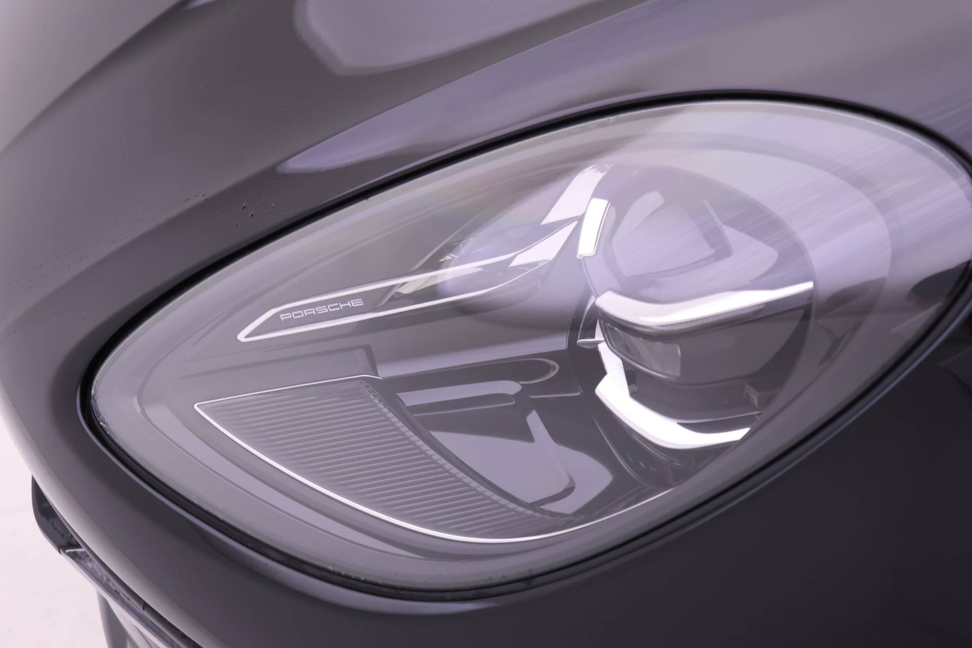 Used 2025 Porsche Macan image 25