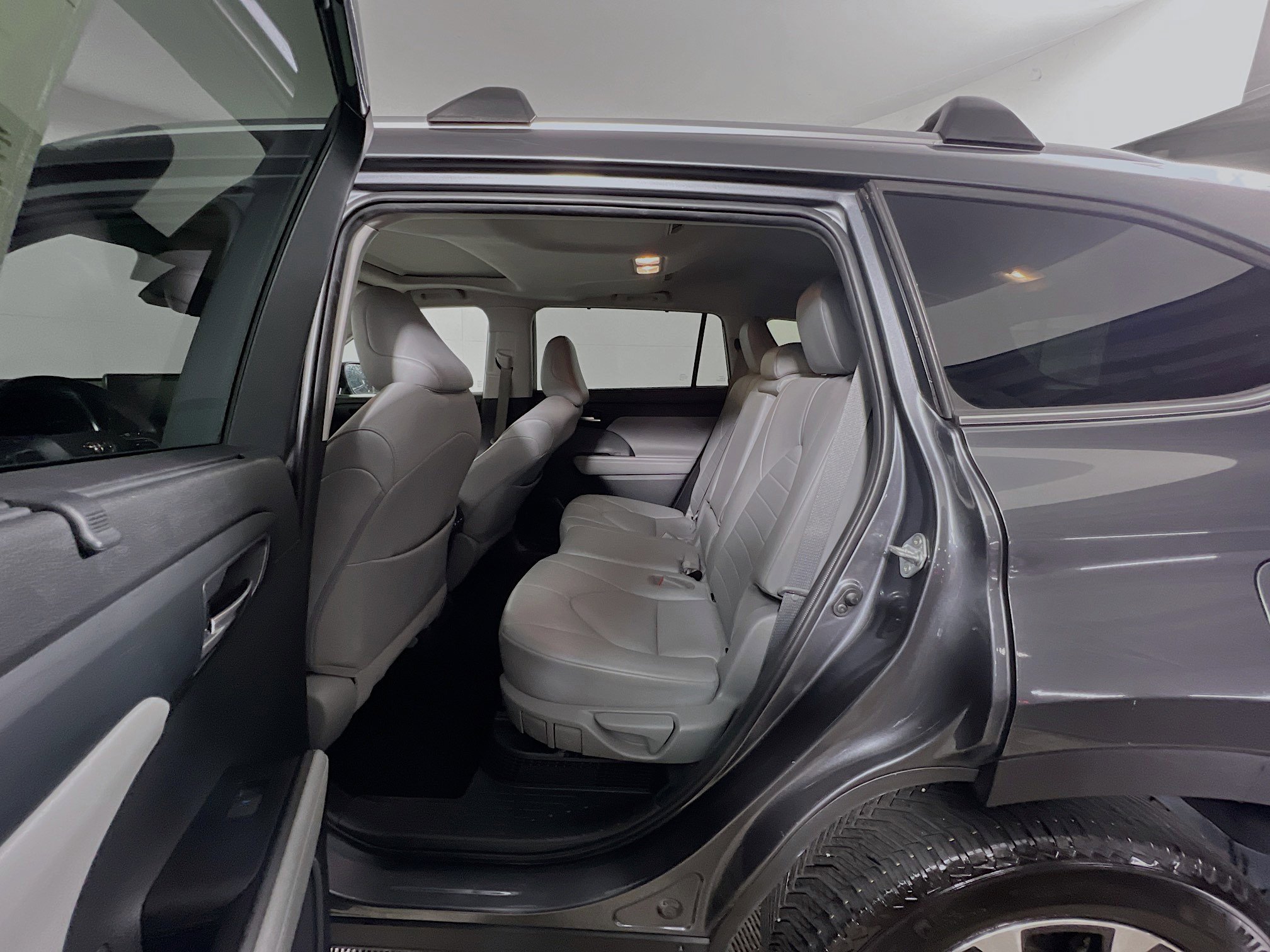 Used 2020 Toyota Highlander XLE image 29