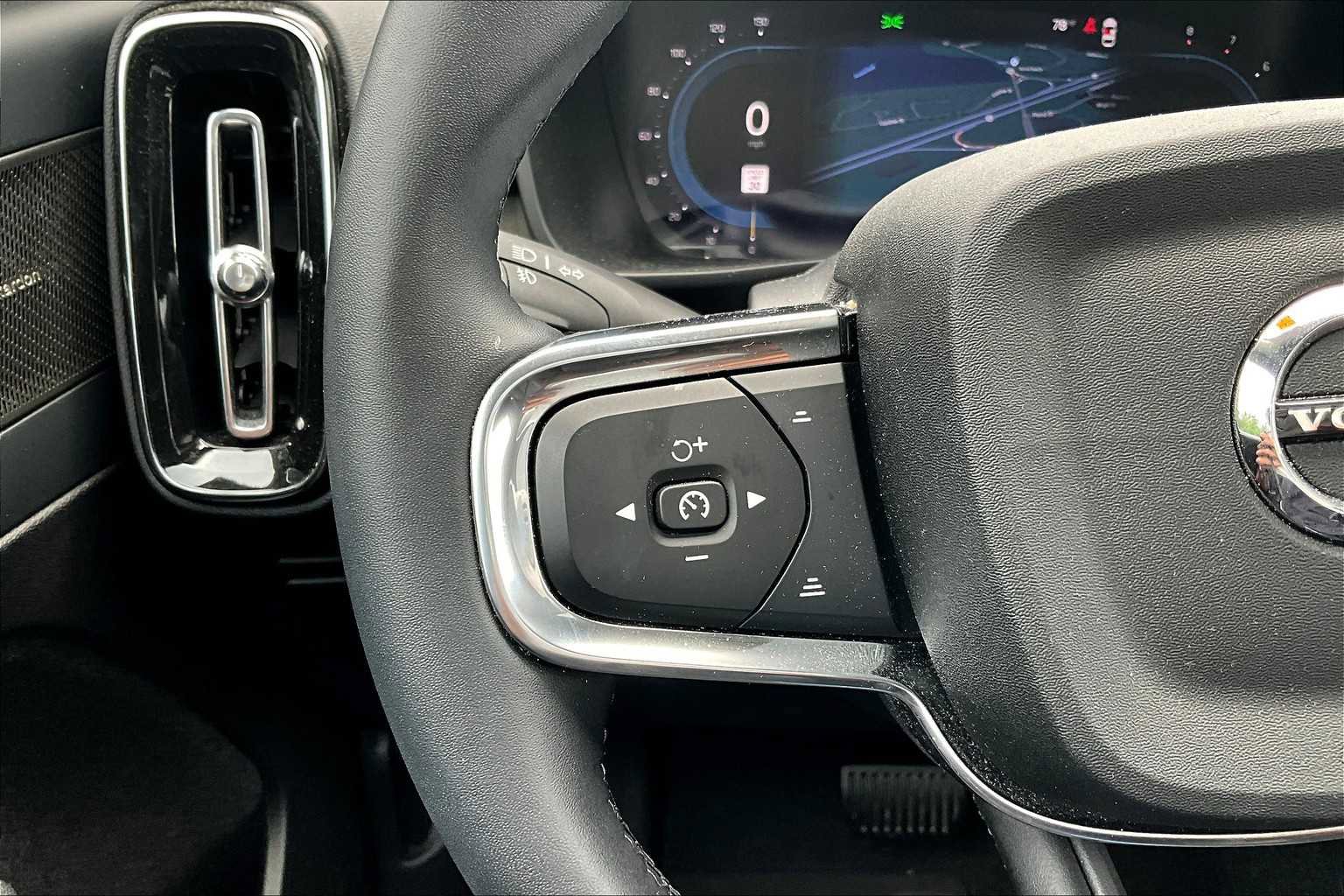 Used 2025 Volvo XC40 B5 Plus w/ Protection Package Premier image 22