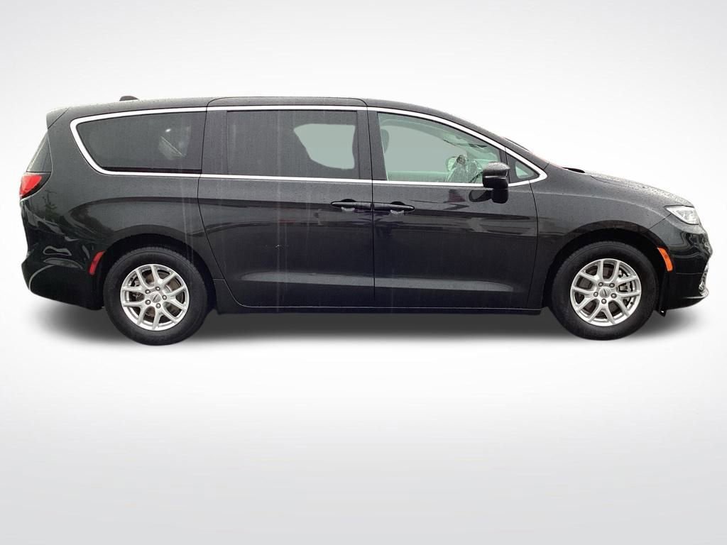 Used 2023 Chrysler Pacifica Touring-L image 11