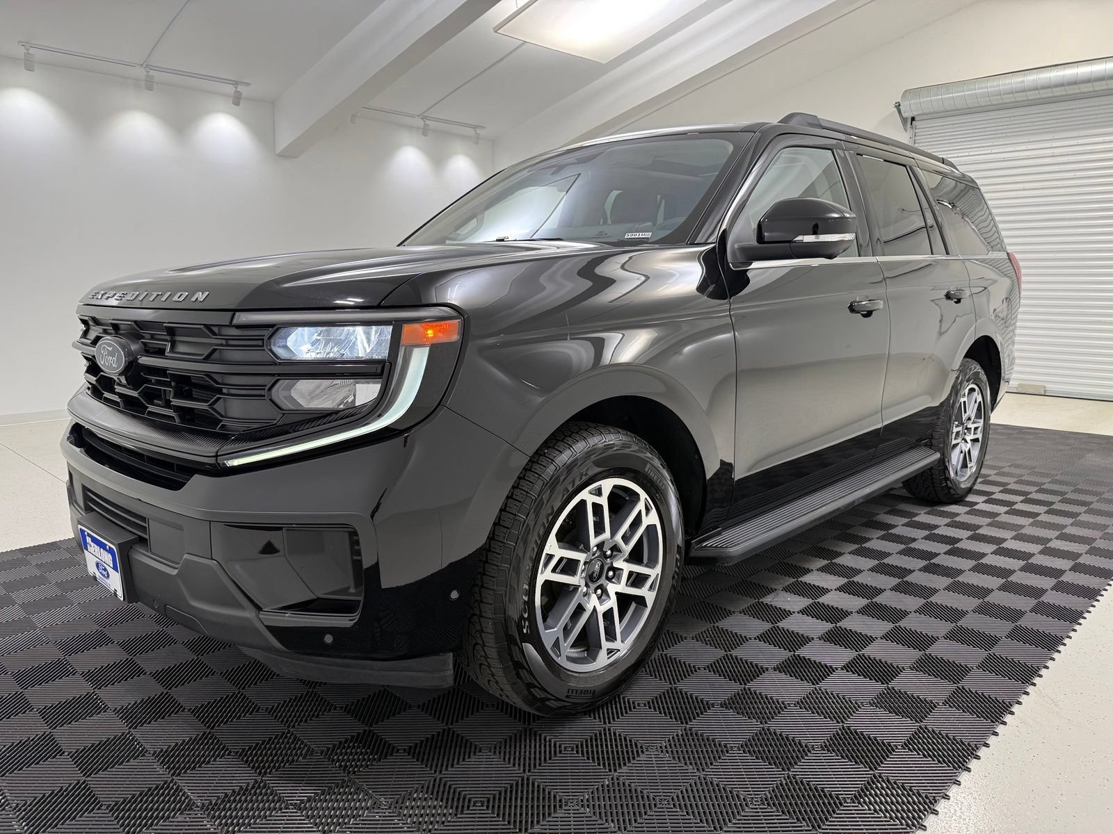 Used 2025 Ford Expedition Active AWD/4WD image 3