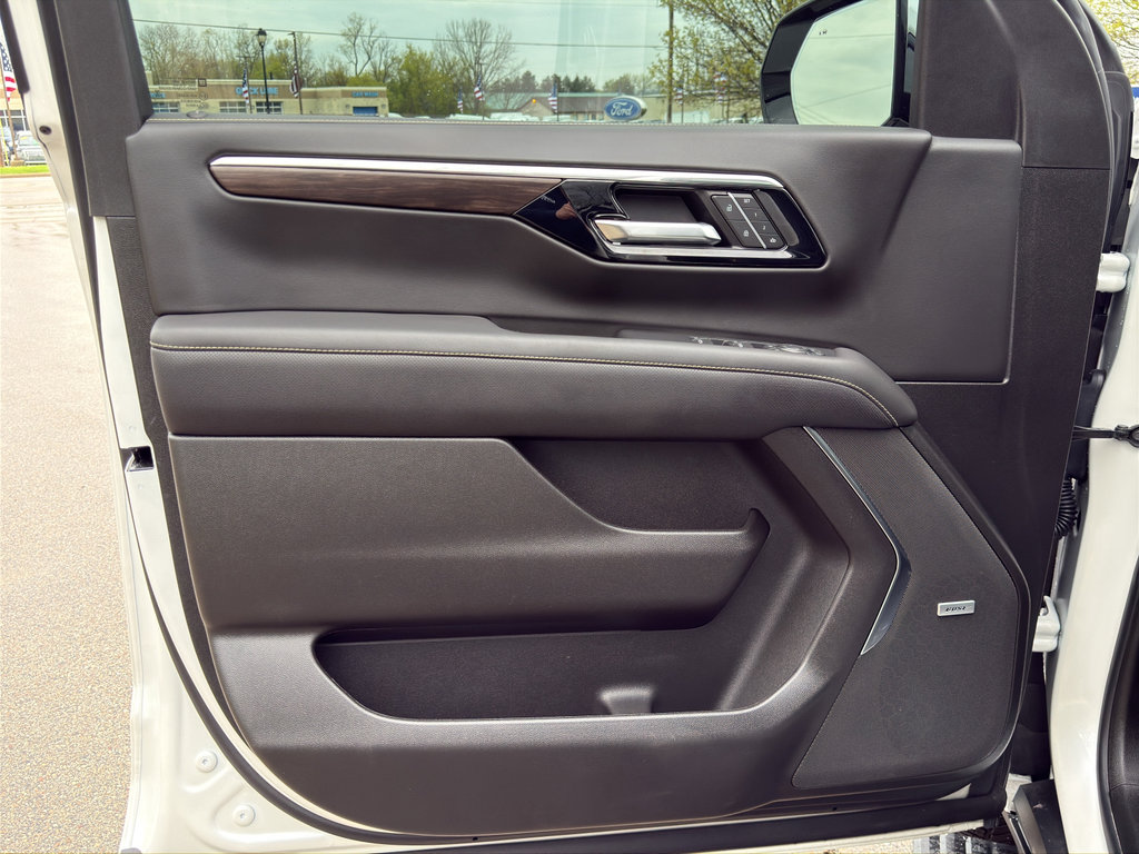 Used 2025 Chevrolet Suburban Premier AWD/4WD image 19